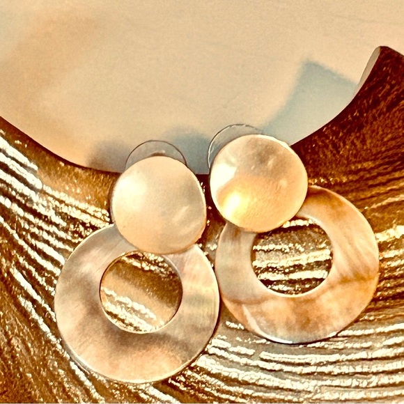 Pearl Tan Gold-Toned Earrings Pierced Vintage - Picture 4 of 7